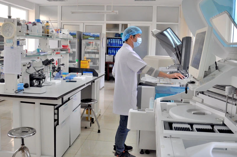 Xét nghiệm bệnh phẩm các trường hợp nghi nhiễm Sars-CoV-2 tại Trung tâm Kiểm soát bệnh tật Quảng Ninh.