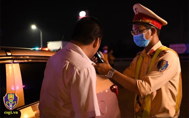 Lực lượng cảnh sát giao thông tăng cường kiểm tra vi phạm nồng độ cồn vào ban đêm. (Ảnh: Cục CSGT)