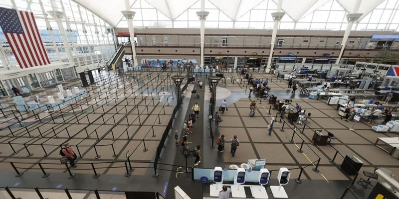 Hành khách tới điểm kiểm tra an ninh phía nam tại sảnh chính của sân bay quốc tế Denver, Mỹ, ngày 22-7. (Ảnh: AP)