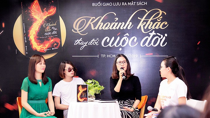 Nhà văn Phương Huyền (áo đen) trong một buổi ra mắt sách.