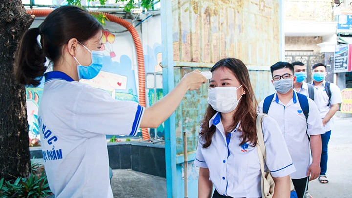 Sinh viên Trường ĐH Công nghiệp Thực phẩm TP Hồ Chí Minh nghiêm túc thực hiện các biện pháp phòng dịch.
