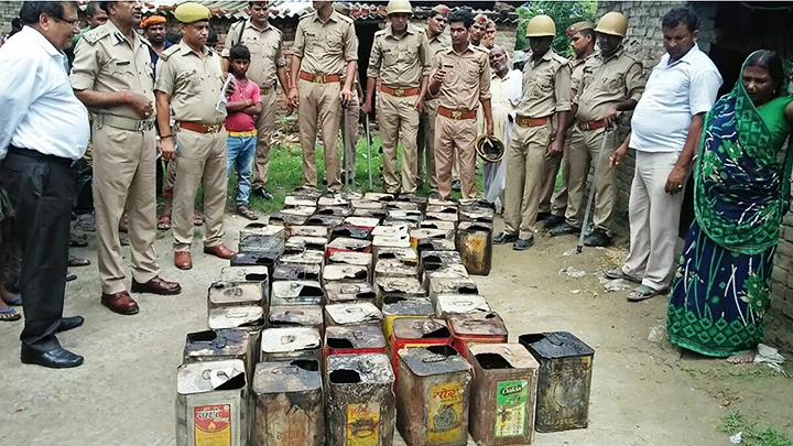 Lực lượng chức năng Ấn Độ tịch thu các can chứa rượu giả tại bang Uttar Pradesh. Ảnh: AP