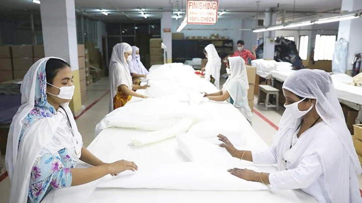 Nữ công nhân Bangladesh làm việc trong nhà máy may mặc. Ảnh: REUTERS