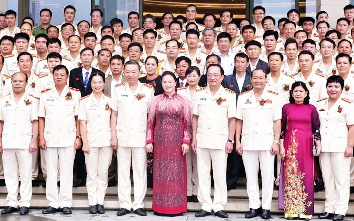 Chủ tịch Quốc hội Nguyễn Thị Kim Ngân với các đại biểu. Ảnh: QUANG KHÁNH