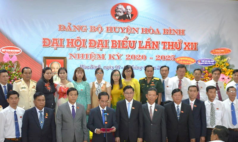 Đồng chí Hồ Thanh Thủy, Bí thư Huyện ủy, thay mặt BCH Đảng bộ nhiệm kỳ mới nhận nhiệm vụ trước Đại hội.