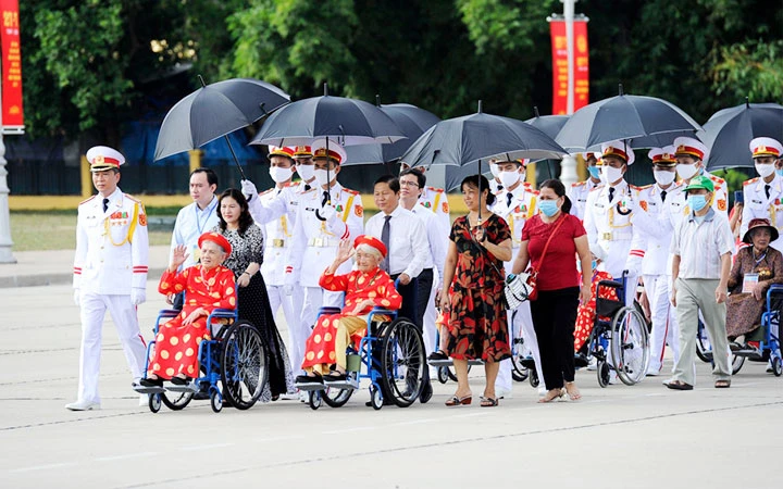 Cán bộ, chiến sĩ Đoàn 969 đón các Bà mẹ Việt Nam Anh hùng vào Lăng viếng Chủ tịch Hồ Chí Minh. Ảnh: NGUYỄN ĐĂNG