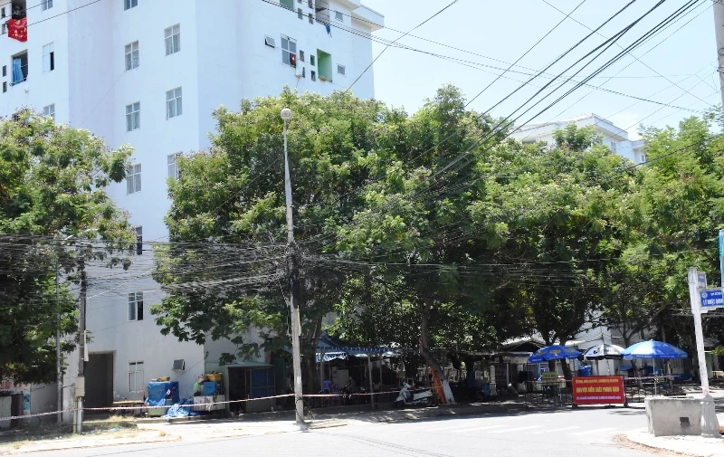 Siết chặt kiểm soát tại khu chung cư nơi phát hiện ca dương tính tại phường Nại Hiên Đông. 