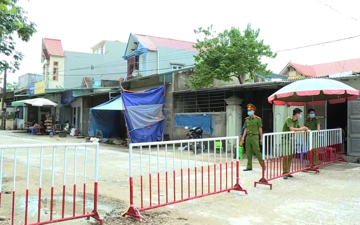 Lực lượng chức năng thường trực tại chốt kiểm soát ở phường Quảng Vinh, thành phố Sầm Sơn.