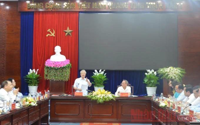 Đồng chí Trần Quốc Vượng phát biểu ý kiến chỉ đạo tại buổi làm việc với lãnh đạo chủ chốt tỉnh Bạc Liêu, chiều 7-8.