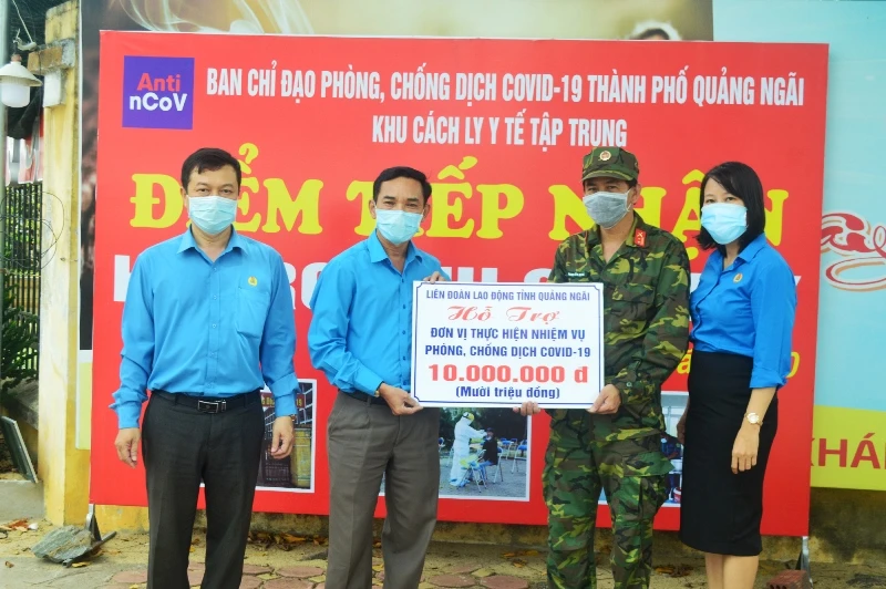 LĐLĐ tỉnh Quảng Ngãi trao biển trưng hỗ trợ nhu yếu phẩm cho Khu cách ly ký túc xá Đại học Phạm Văn Đồng.