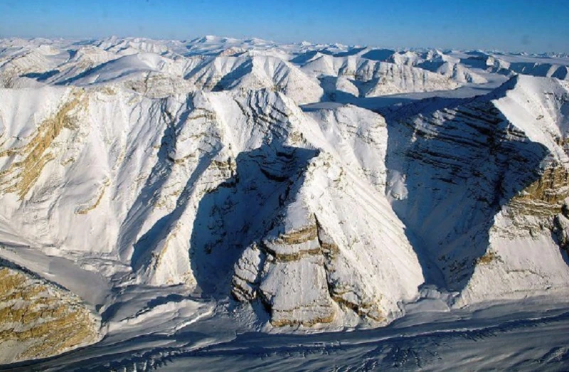 Băng trên đảo Ellesmere của Canada được nhìn thấy trong chuyến bay khảo sát của NASA vào ngày 1-4-2014. Ảnh: Reuters/NASA.