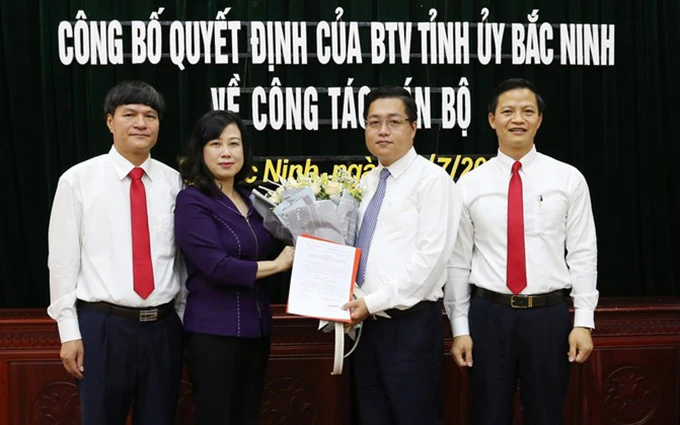 Ông Nguyễn Nhân Chinh (thứ hai từ phải qua) khi nhận quyết định giữ chức Bí thư Thành ủy Bắc Ninh. Ảnh: Tỉnh đoàn Bắc Ninh.