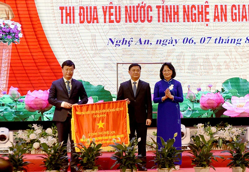 Phó Chủ tịch nước Đặng Thị Ngọc Thịnh trao tặng Cờ thi đua của Chính phủ cho tỉnh Nghệ An.