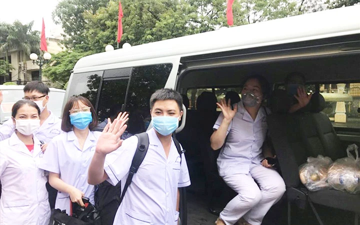 Đoàn bác sĩ, điều dưỡng của thành phố Hải Phòng lên đường chi viện cho Đà Nẵng chống dịch Covid-19. Ảnh: MAI DUNG