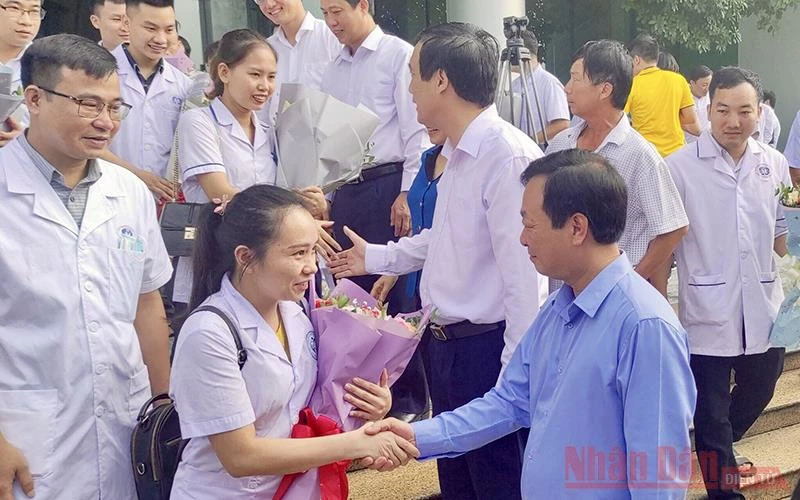 Lãnh đạo tỉnh Phú Thọ ân cần thăm hỏi, động viên các y, bác sĩ trước khi lên đường vào tâm dịch Quảng Nam.