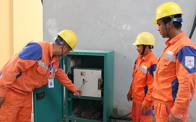 Công nhân kĩ thuật Công ty Điện lực Điện Biên kiểm tra bản an toàn hệ thống điện.
