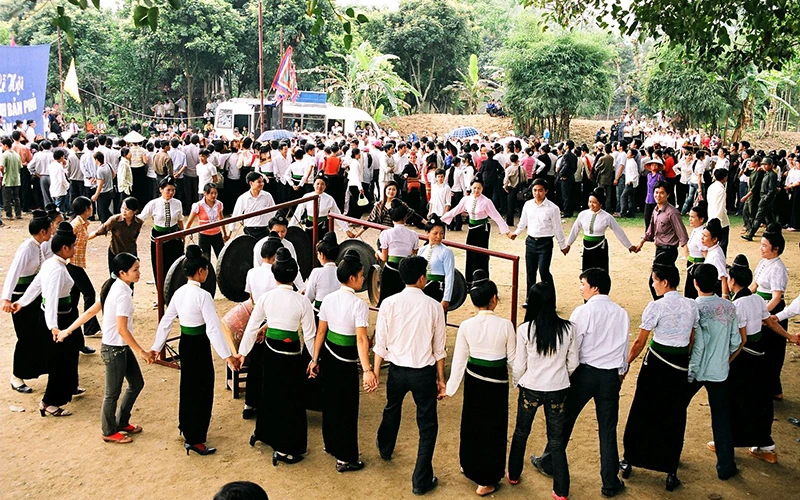 Xòe vòng là điệu múa khá phổ biến trong các hoạt động văn hóa tại tỉnh Ðiện Biên.