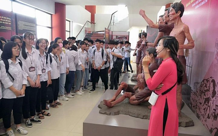 Giáo dục truyền thống cách mạng quê hương cho học sinh tại Trung tâm văn hóa huyện Thuận Thành.