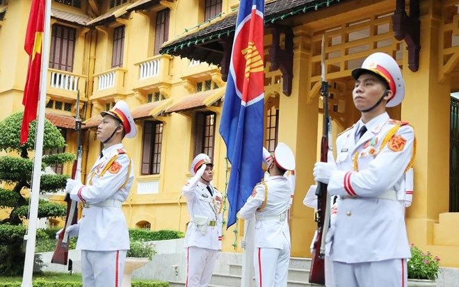 Lễ thượng cờ ASEAN tại Hà Nội. Ảnh: TTXVN