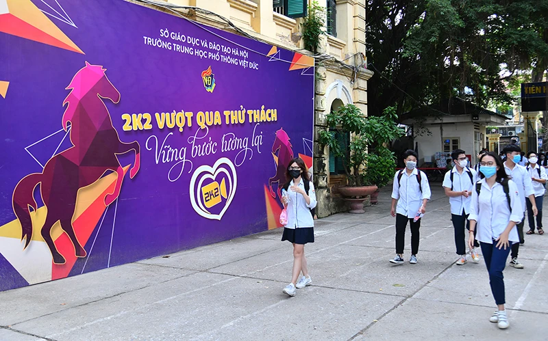 Ngay từ sáng sớm, tại điểm thi Trường THPT Việt Đức (quận Hoàn Kiếm), nhiều thí sinh đã có mặt để chuẩn bị cho buổi thi đầu tiên.