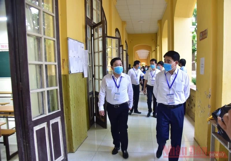 Chủ tịch UBND TP Hà Nội Nguyễn Đức Chung đi kiểm tra tại Điểm thi Trường THPT Phan Đình Phùng (Ba Đình, Hà Nội) (Ảnh: DUY LINH)