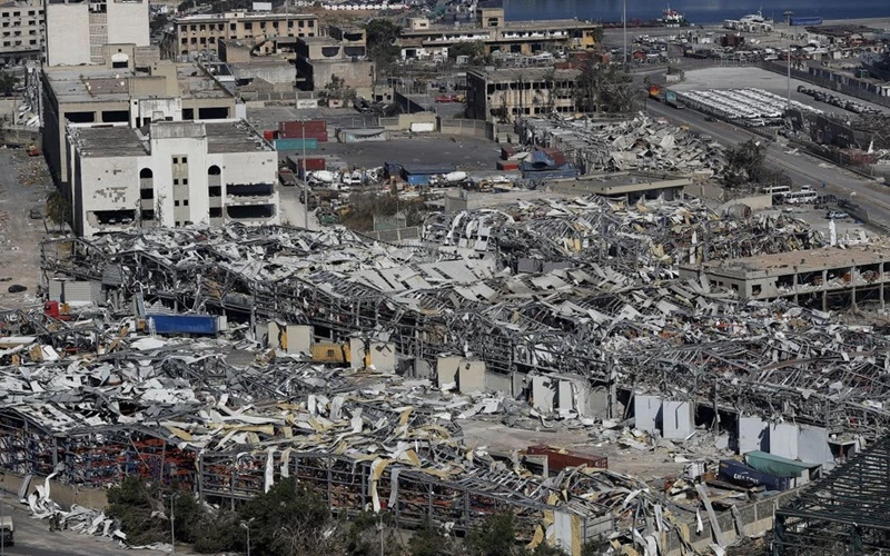 Toàn cảnh kho cảng tại Beirut, Lebanon sau vụ nổ kinh hoàng. (Ảnh: AP)