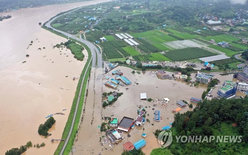 Một ngôi làng tại Hadong, tỉnh Nam Gyeongsang, Hàn Quốc chìm trong nước chảy từ sông Seomjin, ngày 8-8. (Ảnh: Yonhap)