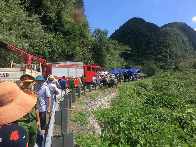 Lực lượng chức năng tổ chức cứu hộ nạn nhân trong vụ tai nạn giao thông tại Quảng Bình ngày 26-7.