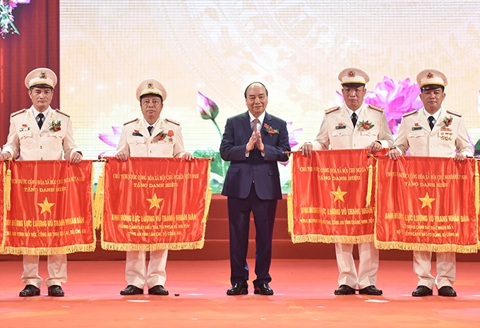 Thủ tướng Nguyễn Xuân Phúc trao danh hiệu Anh hùng Lực lượng vũ trang nhân dân thời kỳ đổi mới tặng các tập thể và cá nhân. 
