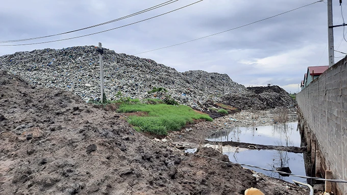 Bãi rác tỉnh Vĩnh Long gây ô nhiễm trầm trọng đến môi trường chung quanh.