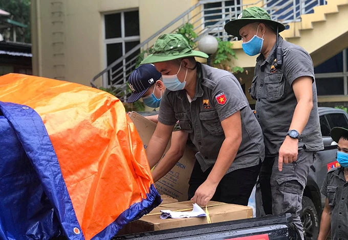 Các thành viên CLB Xe bán tải địa hình Việt Nam chuẩn bị trang, thiết bị y tế, nhu yếu phẩm chuyển vào TP Đà Nẵng để hỗ trợ phòng, chống dịch Covid-19. 