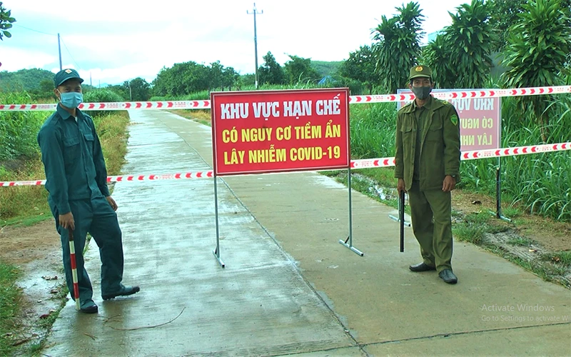 Các ngành chức năng xã Hòa Sơn, huyện Krông Bông tiến hành lập chốt ngăn chặn người ra vào thôn 7 để phòng, chống dịch Covid-19.