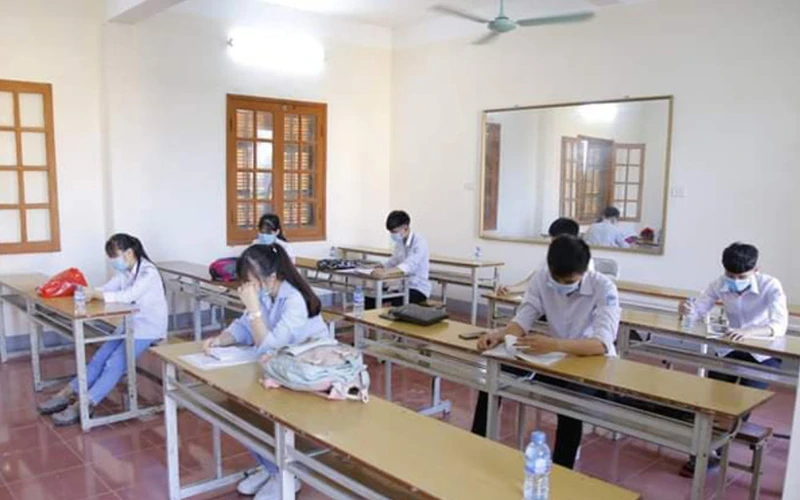Tám thí sinh ở vùng dịch Covid-19 được bố trí phòng thi cách ly tại điểm thi trường THPT Hưng Nhân (Hưng Hà, tỉnh Thái Bình).