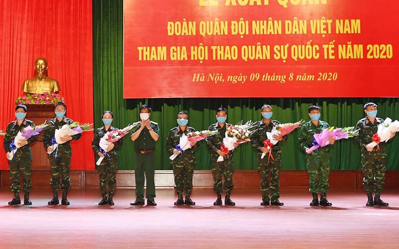 Trung tướng Nguyễn Văn Nghĩa tặng hoa cho các đội tuyển QĐND Việt Nam tham dự Army Games 2020. Ảnh: TRỌNG HẢI/ Báo Quân đội nhân dân.