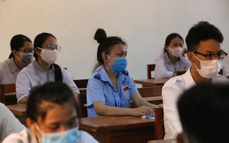 Thi sinh người Lào (áo xanh) tham dự kỳ thi tốt nghiệm THPT tại Quảng Bình. 