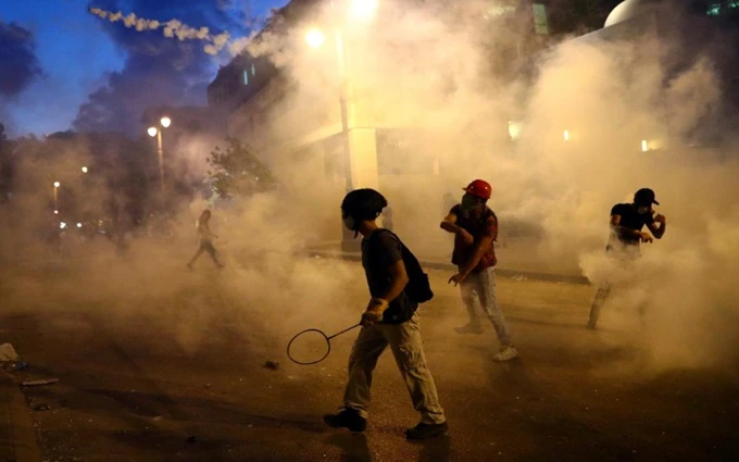 Xảy ra nhiều cuộc đụng độ giữa những người biểu tình phản đối chính phủ với lực lượng cảnh sát từ sau vụ nổ tại Beirut. (Ảnh: Reuters)