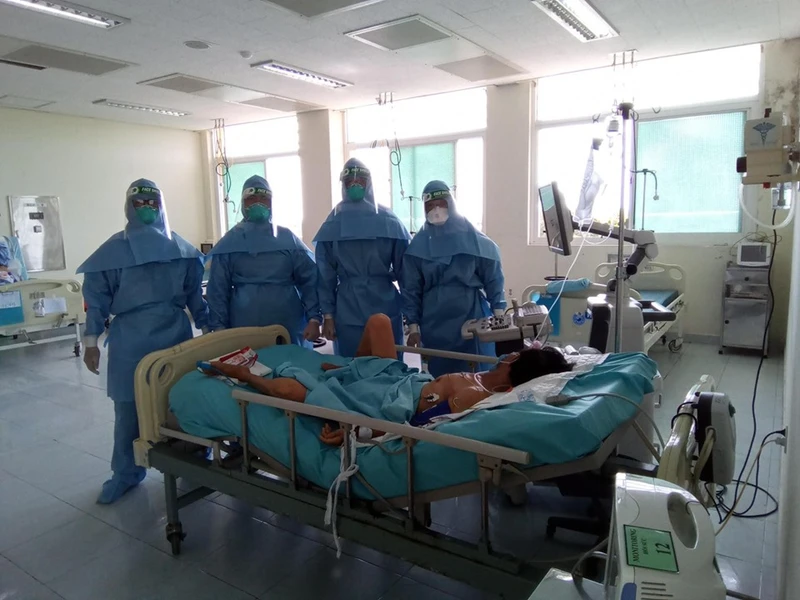 Các bác sĩ tại Bệnh viện Đa khoa Trung ương Quảng Nam tích cực điều trị cho ca bệnh nặng.