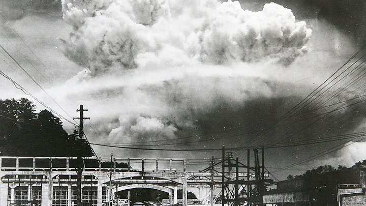 Mây phóng xạ phát ra từ quả bom được ném xuống thành phố Nagasaki. Ảnh: GETTY IMAGES
