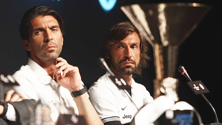 Gianluigi Buffon (trái) có lẽ không ngờ một ngày Pirlo lại là HLV dẫn dắt mình.