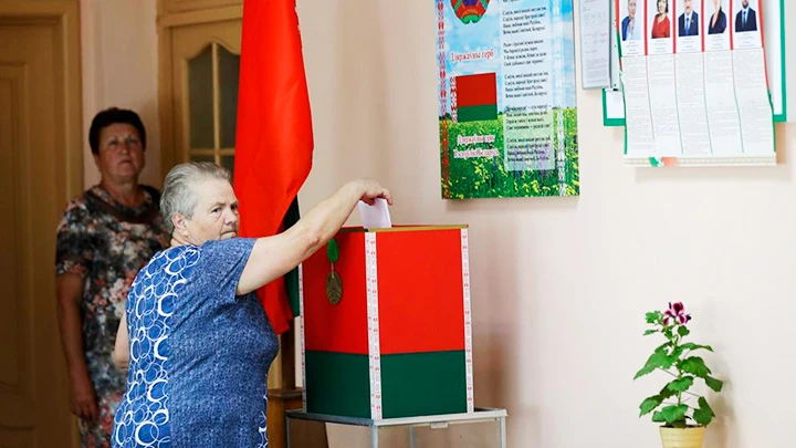 Người dân Belarus đi bỏ phiếu tại Thủ đô Minsk. Ảnh: AP