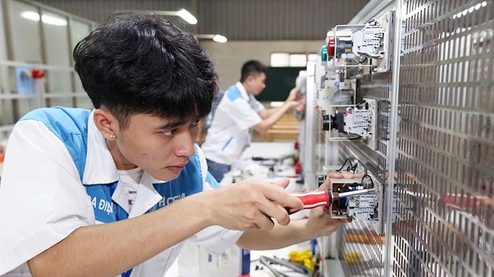 Thực hành nghề Điện công nghiệp tại Trường cao đẳng Cơ điện Hà Nội. 
