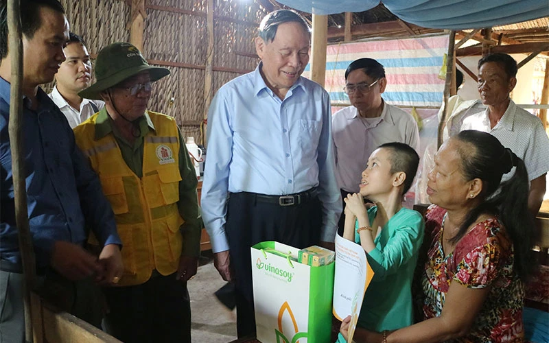 Lãnh đạo Hội Nạn nhân chất độc da cam/đi-ô-xin Việt Nam thăm, tặng quà các nạn nhân tại tỉnh Cà Mau.