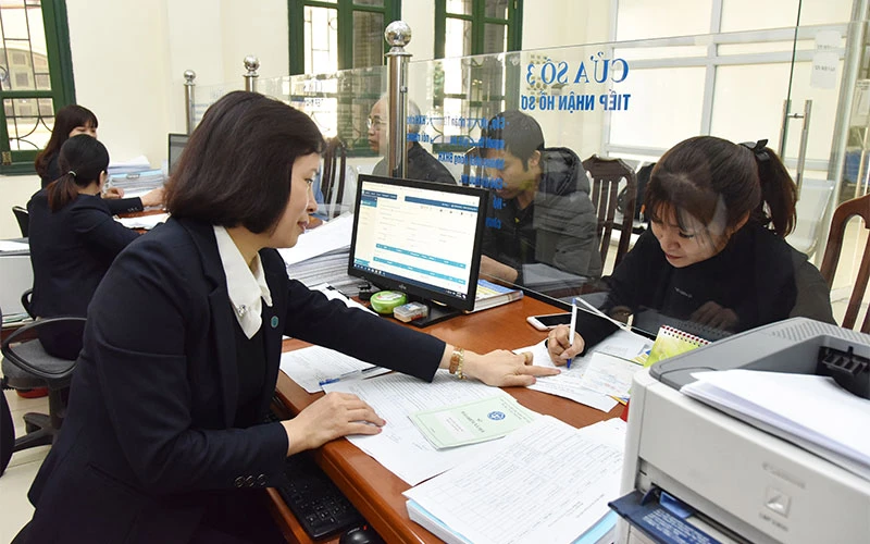 Người dân làm thủ tục bảo hiểm xã hội tại bộ phận một cửa, Bảo hiểm xã hội tỉnh Hưng Yên. Ảnh: Thanh Phong
