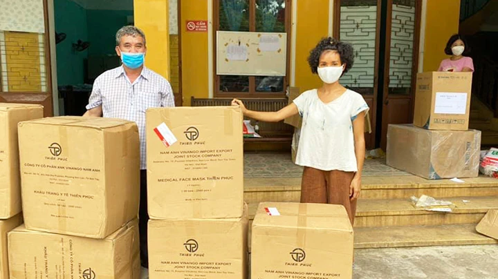 Khẩu trang, thiết bị y tế liên tục được Quỹ Sống gửi về hỗ trợ người dân Hội An và nhiều huyện tại tỉnh Quảng Nam.