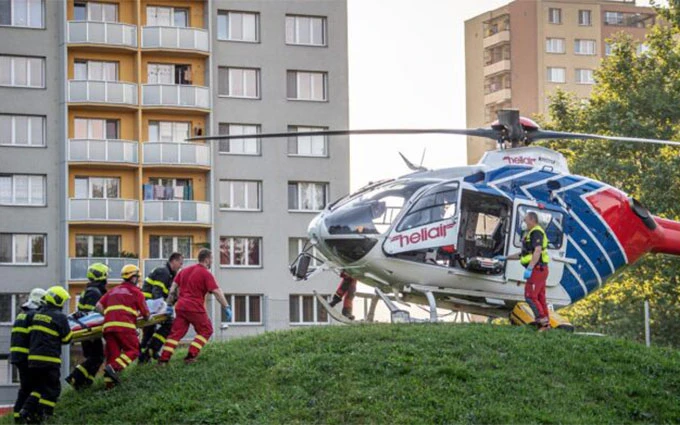 Lực lượng cứu hộ Séc cấp cứu người bị nạn trong vụ hỏa hoạn.