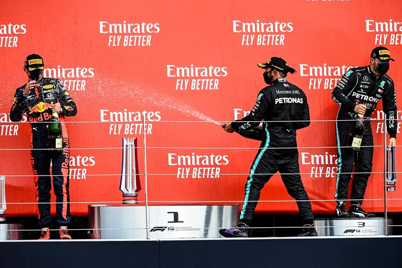 Các tay đua mừng chiến thắng tại bục nhận giải – Max Verstappen, Lewis Hamilton và Valtteri Bottas. (Ảnh: F1)