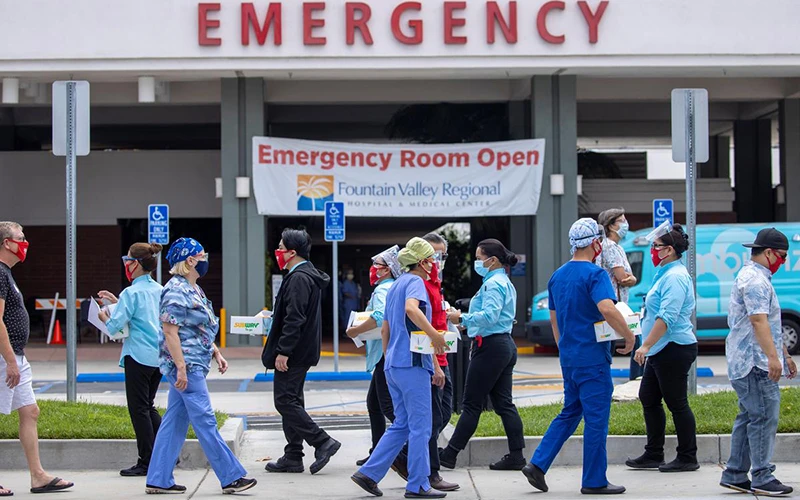 Các nhân viên y tế tại bệnh viện vùng Fountain Valley, bang California, Mỹ. Ảnh: Reuters