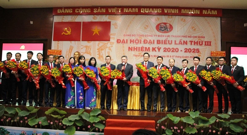 Ban Chấp hành Đảng bộ Tổng công ty Điện lực TP Hồ Chí Minh nhiệm kỳ 2020-2025 ra mắt Đại hội.