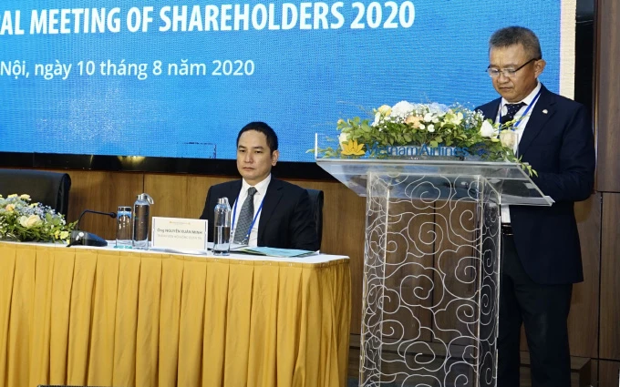 Tổng Giám đốc Vietnam Airlines Dương Trí Thành phát biểu tại ĐHĐCĐ ngày 10-8.