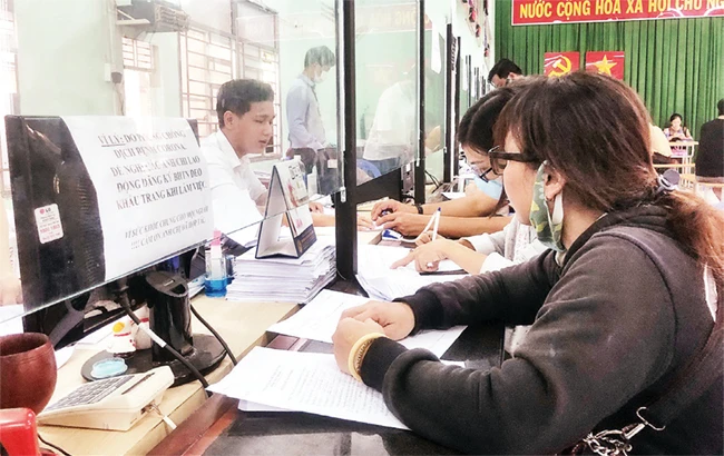 Người lao động nộp hồ sơ hưởng trợ cấp thất nghiệp tại Trung tâm Dịch vụ việc làm TP Hồ Chí Minh.